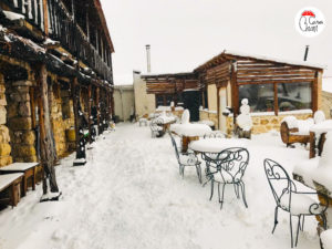 Nieve en el Alto Tajo. Entrada a las casitas rurales